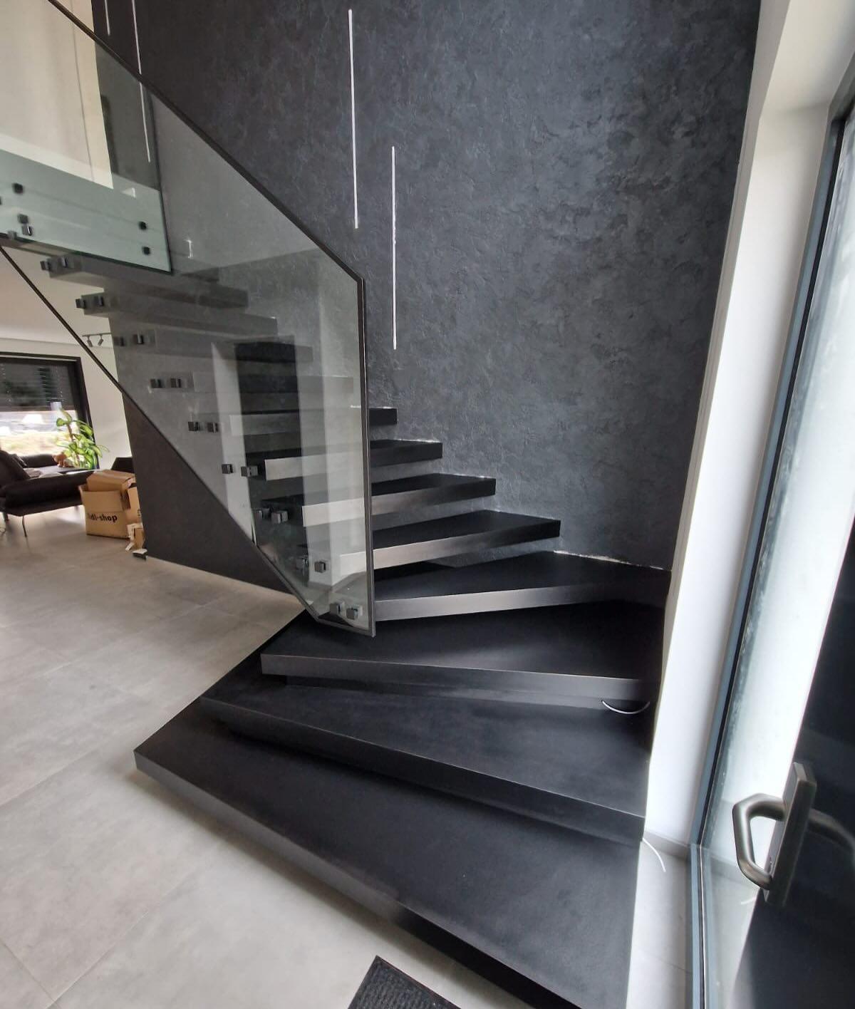 Antrittspodest der Anthrazit-Treppe mit geklemmter Glasbrüstung