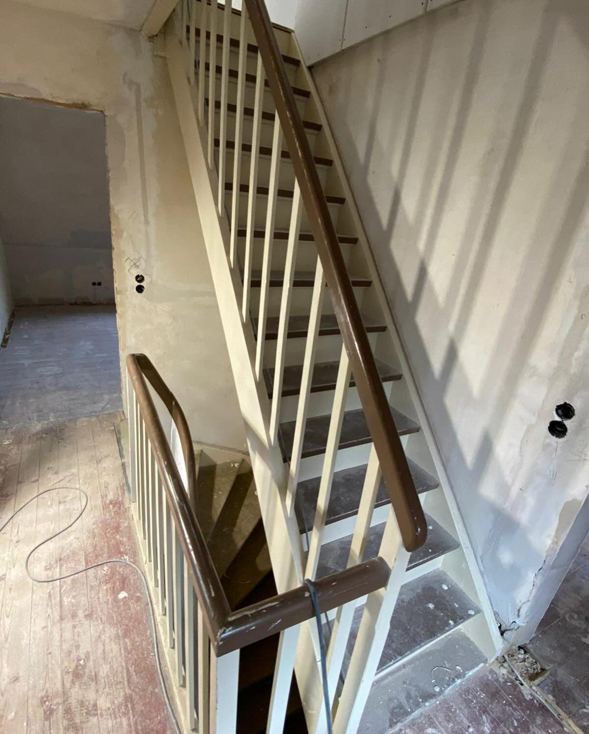 Alte, abgenutzte Treppe vor der Sanierung